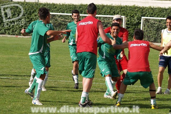 Anche la panchina festeggia il gol del 3 a 0